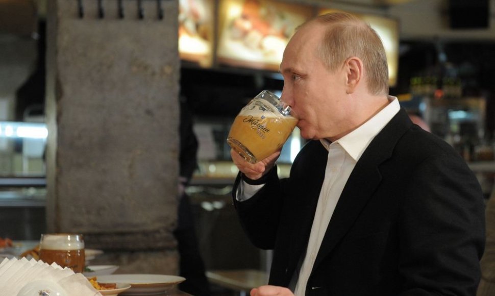Vladimiras Putinas geria alų.