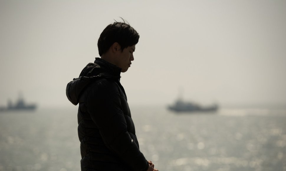 Pietų Korėjoje nuskendo 476 žmones plukdęs keltas.