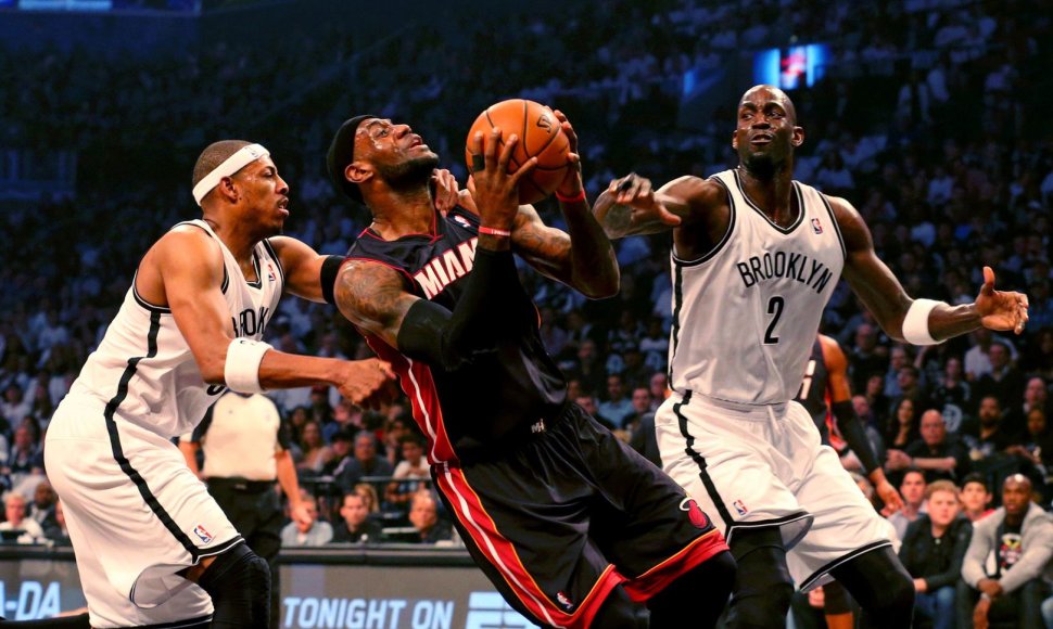  „Nets“ žaidėjas Paulas Pierce'as stabdo „Heat“ lyderį LeBroną Jamesą 