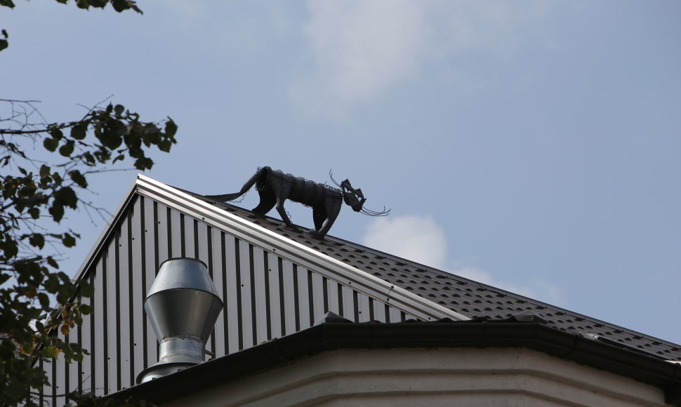 Skulptūra ant namo stogo