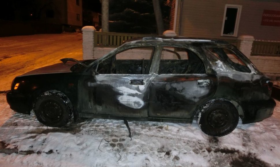 Kaune sudegė „Subaru“ automobilis
