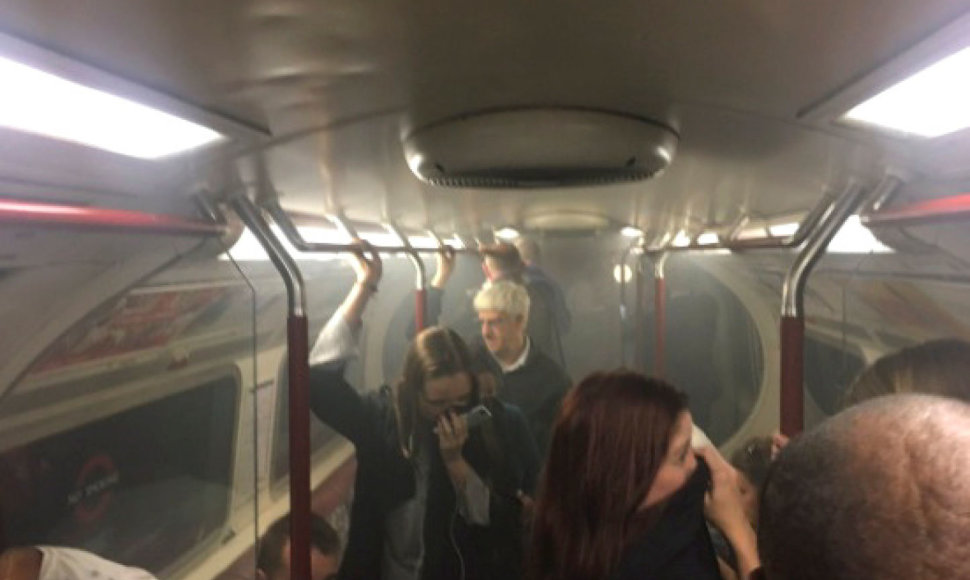 Po pranešimo apie pasklidusius dūmus evakuota Londono metropoliteno stotis