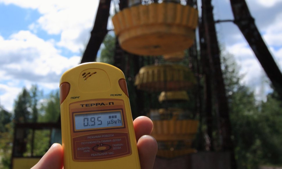 Turistas matuoja Pripetėje radiacijos lygį