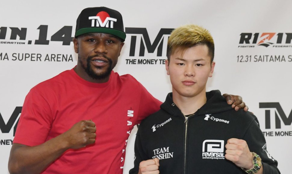 Floydas Mayweatheris ir Tenshinas Nasukawa pristatė kovą, kuris vyks gruodžio 31 dieną Tokijuje