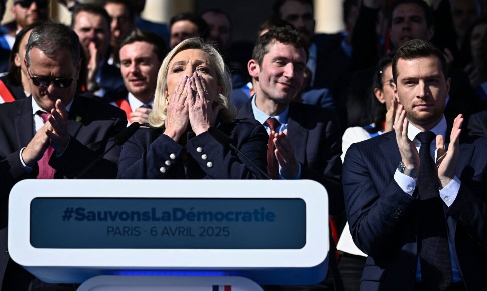 Marine Le Pen per protestą Paryžiuje