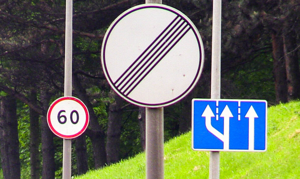 Kelio ženklai Geležinio Vilko gatvėje, Vilniuje