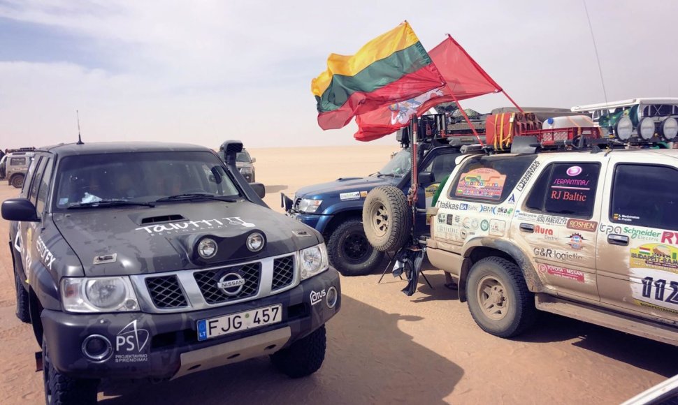Mauritanijoje ralyje Budapeštas-Bamakas dalyvaujančią „Black Hole“ komandą sužavėjo vietos gyventojai
