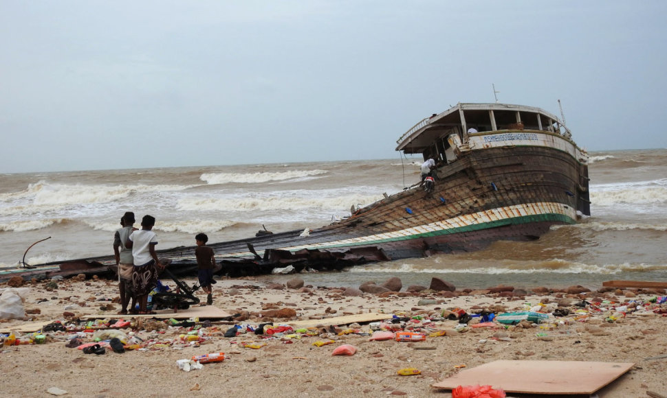 Ciklono Mekunu sudaužyto laivo nuolaužos Sokotros salos paplūdimyje