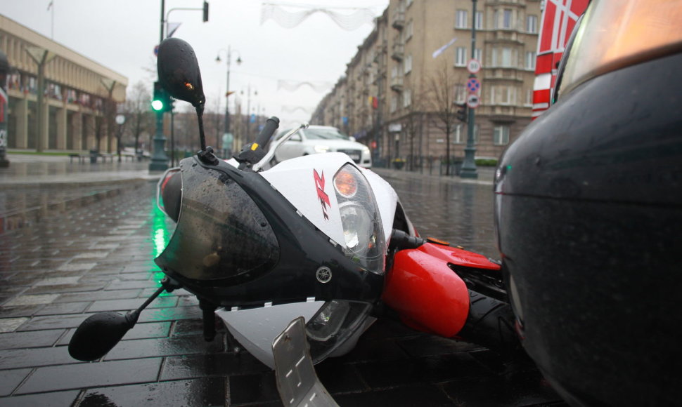 Motociklo ir automobilio avarija Gedimino pr. ir A.Goštauto gatvių sankryžoje