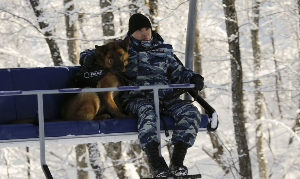 Rusijos policininkas su šunimi ant pakelėjo