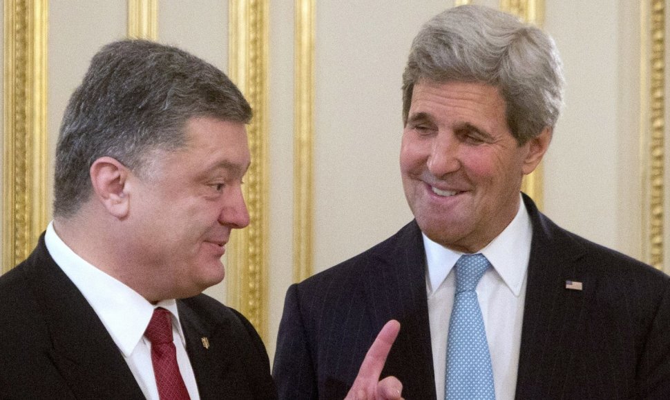 Ukrainos prezidentas Petro Porošenka ir JAV sekretorius Johnas Kerry