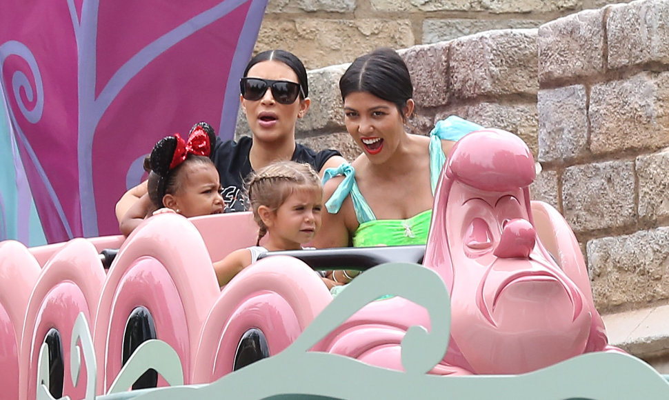 Kim Kardashian ir Kourtney Kardashian su dukromis North ir Penelope