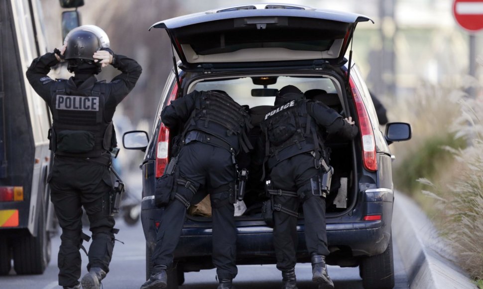 Prancūzijos policija Kolombo mieste, kuriame ginkluotas užpuolikas laiko įkaitus.