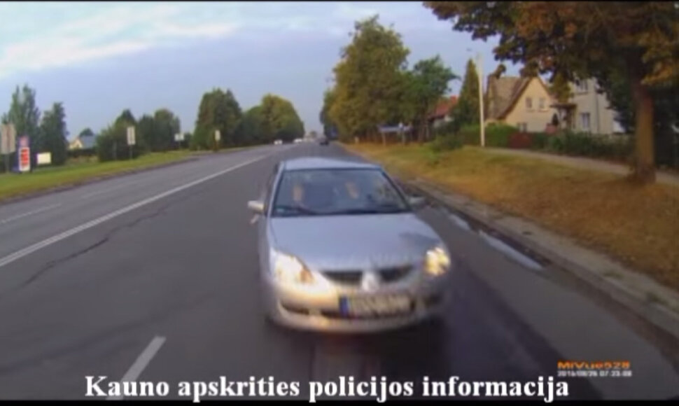 Automobilis &bdquo;Mitsubishi&ldquo; rėžėsi į autobusą