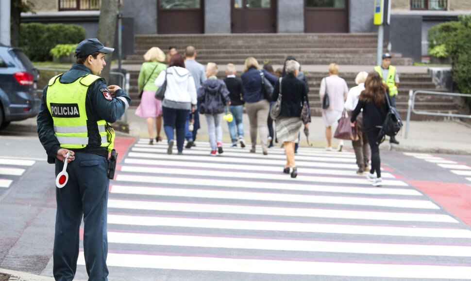 Policininkai budi prie pėsčiųjų perėjos per rugsėjo 1-ąją