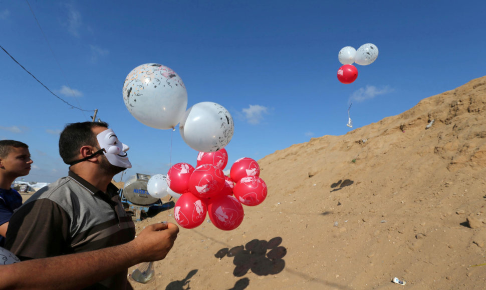 Palestiniečiai su balioniais, pripildytais padegamųjų skysčių