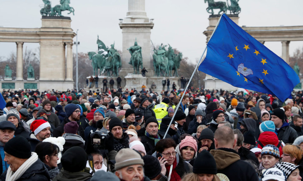 Protestai Vengrijoje prieš „vergų įstatymą“