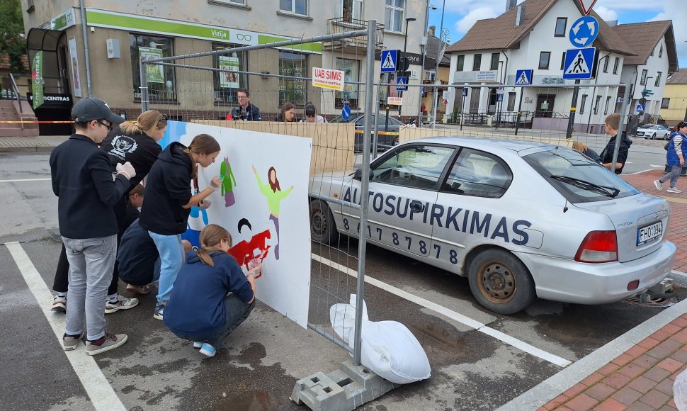 Kretingiškiai sugalvojo originalų būdą kaip paslėpti reklaminius automobilius