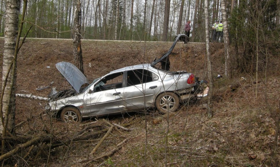 „Ford Mondeo“ automobilis po avarijos Molėtų rajone