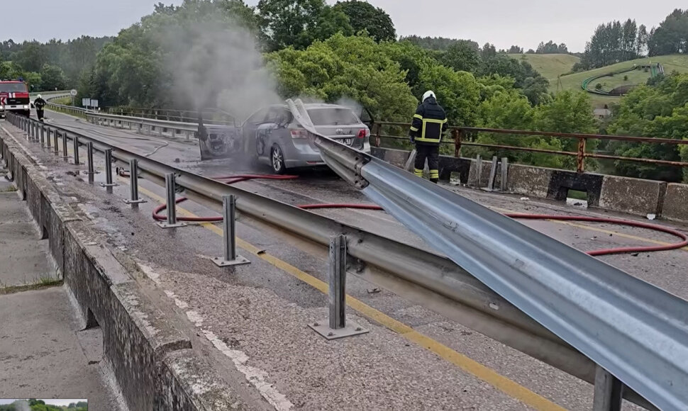 Sudegusi ma&scaron;ina ant tilto per Dubysą