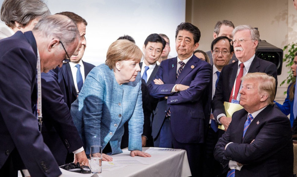 A.Merkel kalbasi su D.Trumpu kitų pasaulio lyderių apsuptyje