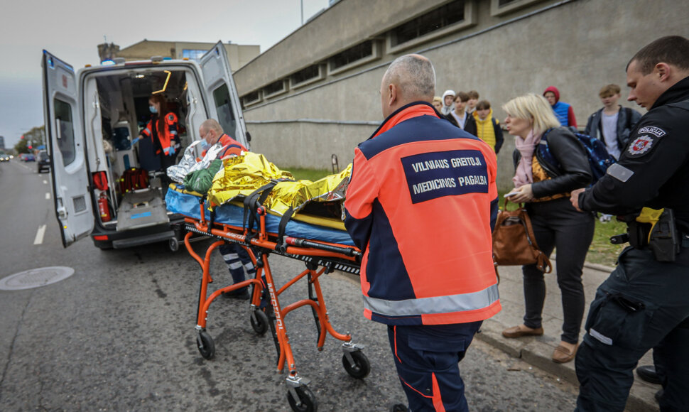 Greitosios medicinos pagalbos darbuotojai suteikia pagalbą Vilniaus Žvejų gatvėje automobilio partrenktam vaikui