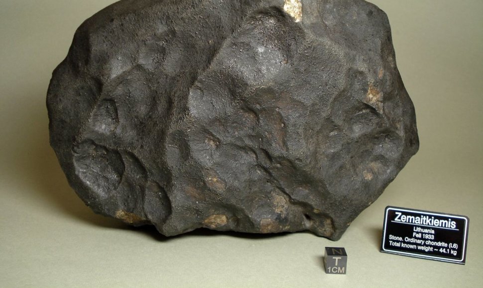 Trečias pagal masę Žemaitkiemio meteorito fragmentas iš privačios Andrejaus Jerochovo kolekcijos. Egzempliorių galima išvysti Lietuvos etnokosmologijos muziejuje.