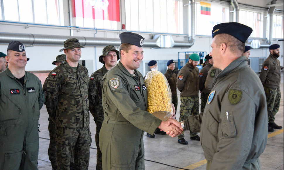 Į Lietuvą atvyko Lenkijos kariai: stiprins NATO oro policijos misiją Baltijos šalyse