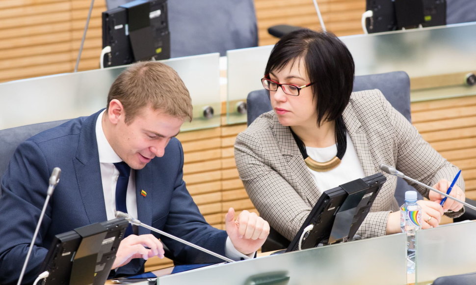 Domas Petrulis ir Raminta Popovienė Seimo plenariniame posėdyje.