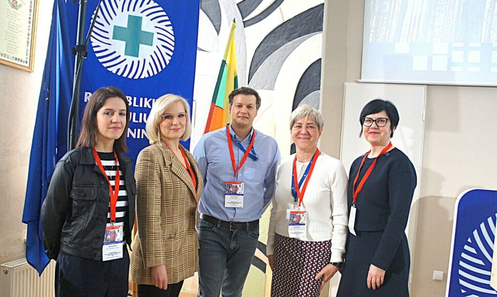 Konferencijos moderatorės Eglė Gaup&scaron;ienė (i&scaron; de&scaron;inės), Gitana Acutė bei lektoriai, R&Scaron;L gydytojai Andrius Penikas, Eglė Kontrimienė ir Reda Vaitkevičiūtė-Limantė.