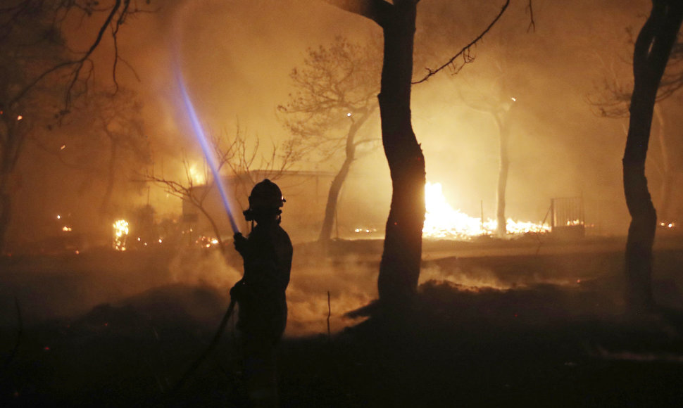 Per gaisrus netoli Atėnų žuvo dešimtys žmonių