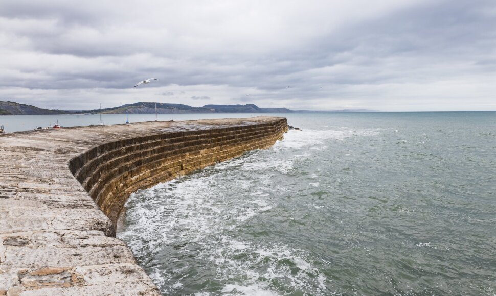 The Cobb &ndash; tai istorinė akmeninė prieplauka ir bangolaužis Lyme Regis mieste