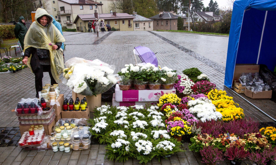 Prekyba žvakėmis ir gėlėmis šalia Antakalnio kapinių
