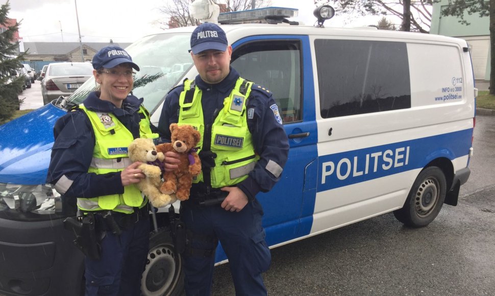 Pliušiniai meškiukai Estijos policijos automobiliuose