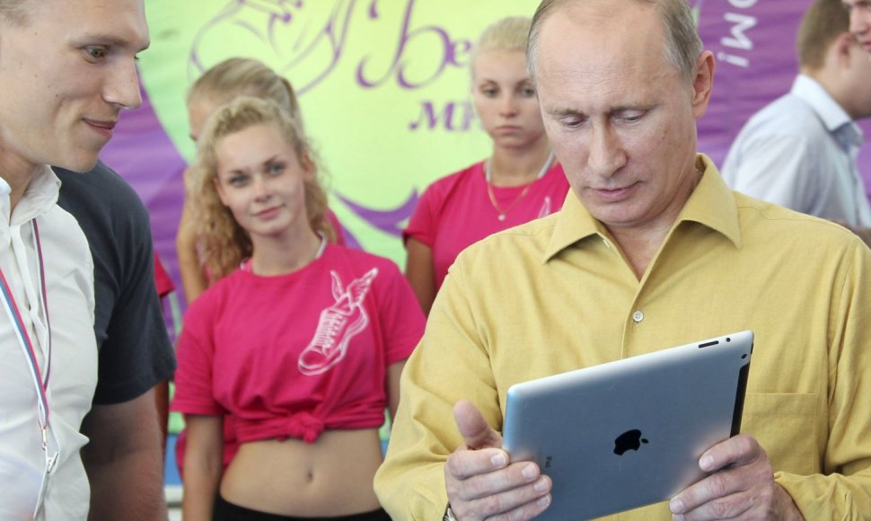 Rusijos prezidentas Vladimiras Putinas rankose laiko iPad