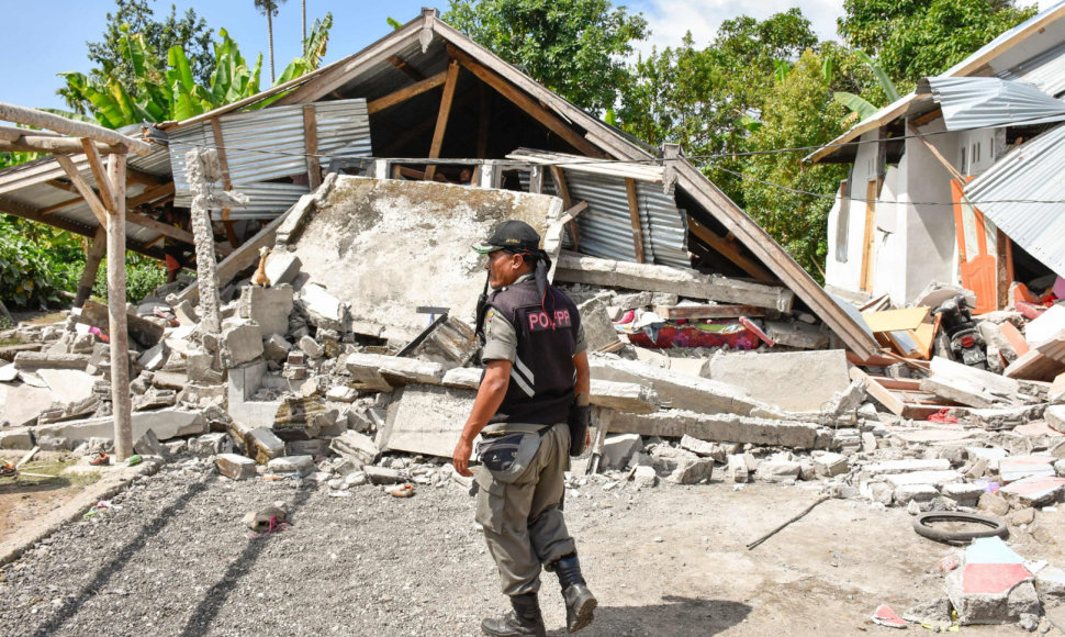 Per žemės drebėjimą Lomboke sugriauti pastatai