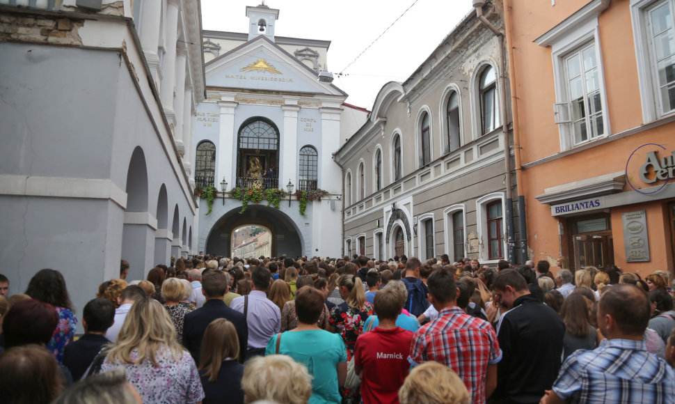 Vilniaus krašto moksleiviai meldžiasi prie Aušros vartų
