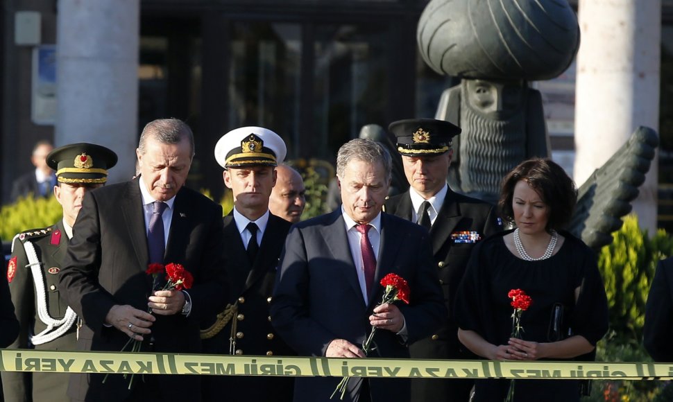 Turkijos ir Suomijos prezidentai pagerbia sprogimo Ankaroje aukas