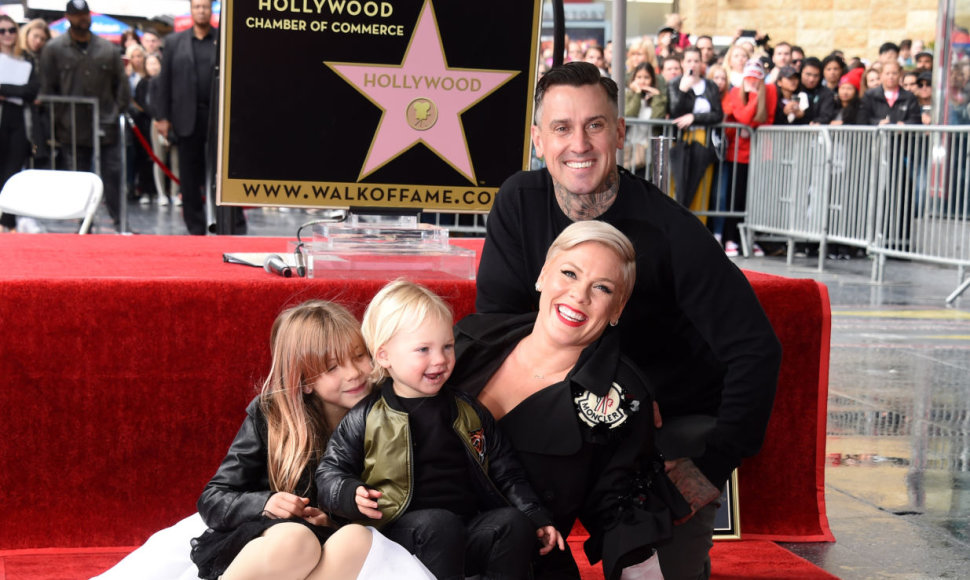 Pink su vyru Carey Hartu ir vaikais