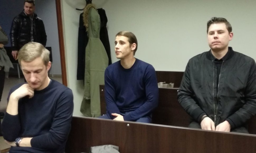 Nerijus Antanavičius atvyko į Klaipėdos apylinkės teismą, kur pradedama nagrinėti sukčiavimo byla.