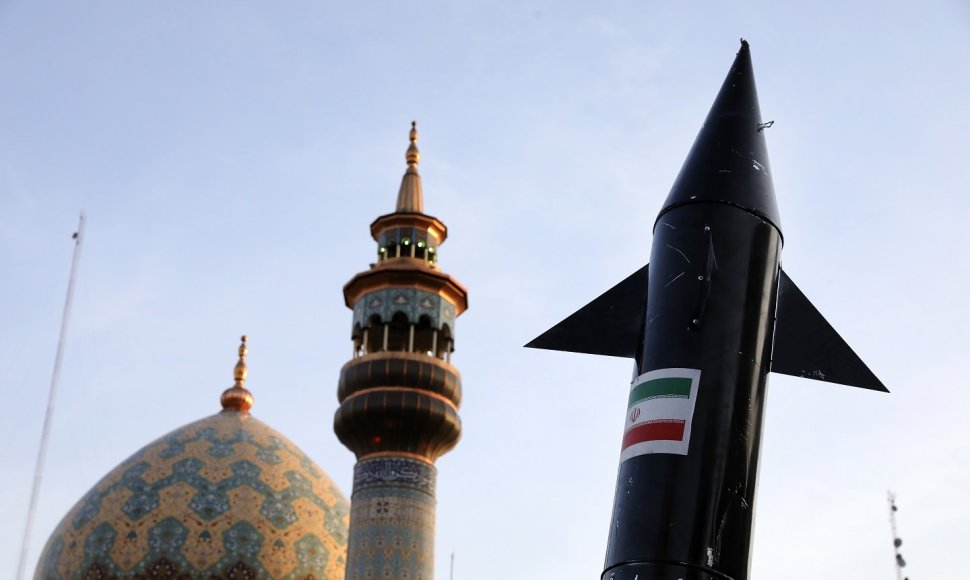 Irano demonstrantai neša raketos maketą
