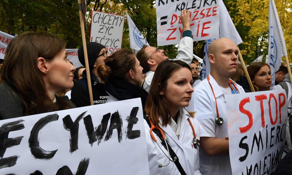 Lenkijoje plečiasi medikų protestai