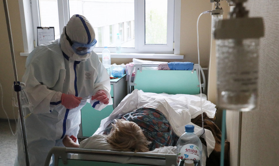 Rusijos medikų darbas per koronaviruso epidemiją šalyje