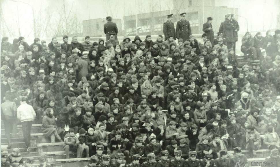 Vilniaus „Žalgirio“ futbolo komandos sirgaliai rungtynių metu.