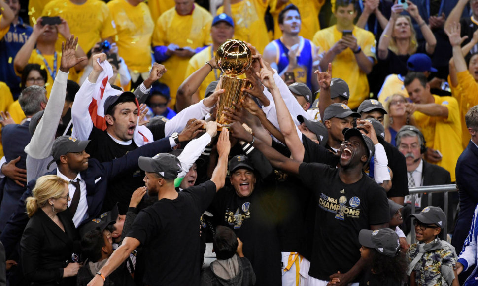 NBA taurė – „Warriors“ žaidėjų rankose