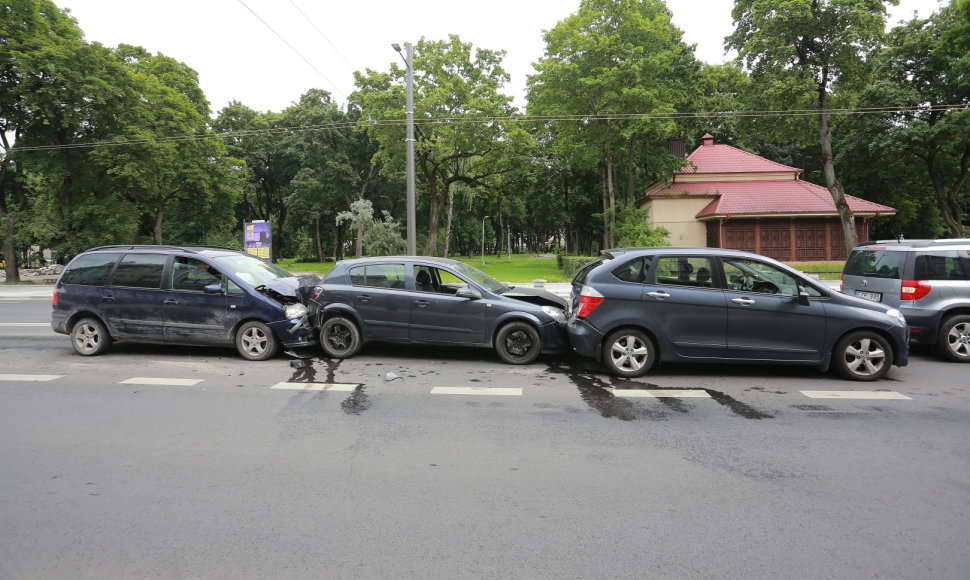 Kauno centre – keturių automobilių avarija