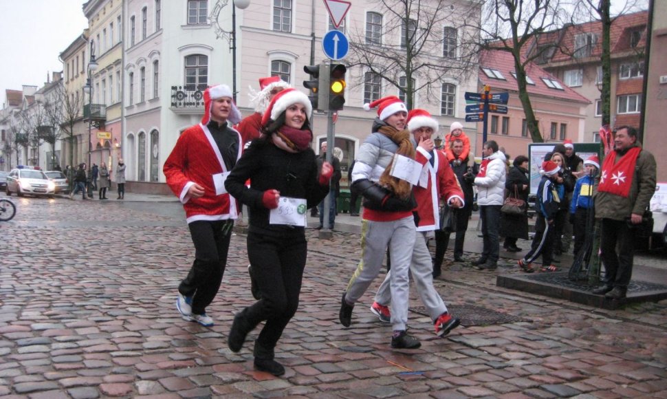 Kalėdų seneliais apsirengę klaipėdiečiai dalyvavo simboliniame labdaringame bėgime. 