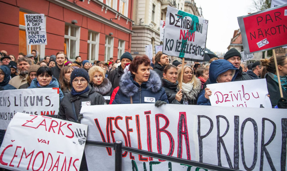 Latvijos gydytojai surengė protestą prie Saeimos rūmų