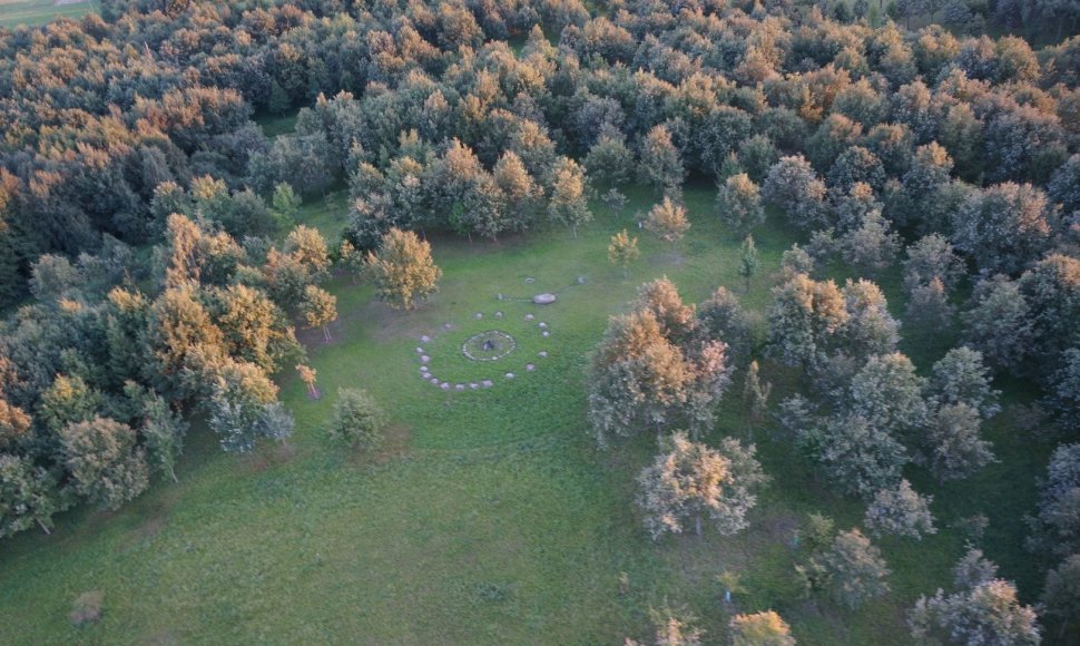 Aukščiausia Lietuvos tautinio atgimimo ąžuolyno vieta – Aukuro kalnelis