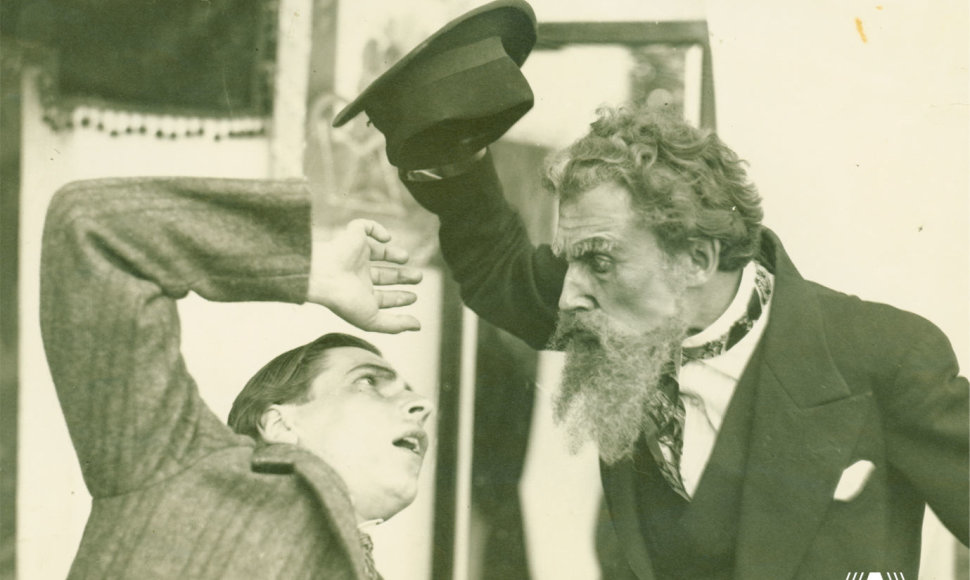 1931 m. filmo „Onytė ir Jonelis“ kadras. Dešinėje – S.Petraitis (pacientas)